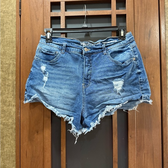 Wallflower Fearless Curvy High Rise Jean Shorts Preowned - Picture 1 of 4